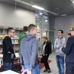 Wycieczka młodzieży w bibliotece