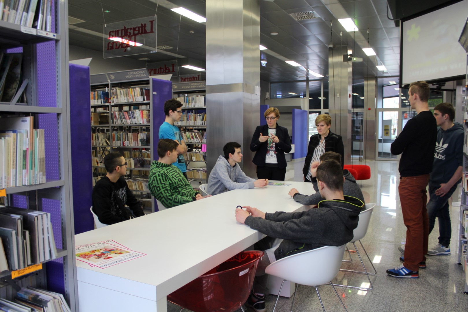 Wycieczka młodzieży w bibliotece