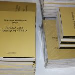 Stos książek: Zbigniew Waldemar Okoń Poezja jest pamięcią czasu Lublin 2022