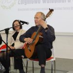 Uroczystość 60-lecia pracy twórczej Zbigniewa Waldemara Okonia: mężczyzna z gitarą wykonuje utwór, na jego twarzy widać emocje.