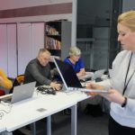 Warsztaty komputerowe Cybersenior w bibliotece prowadzone przez pracowników ChBP