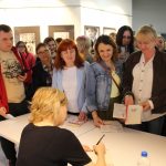 Izabela Kuna rozdaje autografy uczestnikom II Chełmskich Targów Książki.