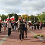 Rekonstrukcja wydarzeń Wolności oddać nie umiem przed budynkiem Biblioteki w wykonaniu młodzieży chełmskich szkół oraz grupy rekonstrukcyjnej