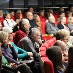 Widzowie na spotkaniu z Aleksandrem Kwaśniewskim w bibliotece