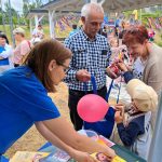 Uczestnicy podczas kolorowego dnia dziecka w Kumowej Dolinie